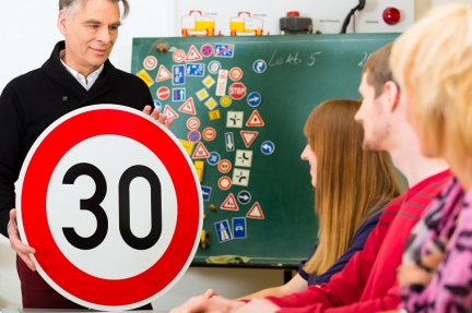 Noticia: La DGT elimina la obligación de asistir ocho horas a las clases teóricas presenciales para obtener el carné de conducir