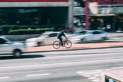 Noticia: La DGT publica cuál es la nueva norma para adelantar a un ciclista o ciclomotor