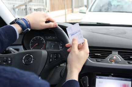 Noticia: La DGT considera aprobar la implantación de un carné de conducir B1 para jóvenes de 16 años