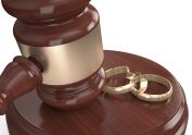 Se aprueban las bodas y divorcios ante notario.