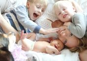 Suben las pensiones para madres con más de 2 hijos.
