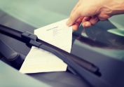 La DGT instala cámaras para controlar el uso de los cinturones delanteros y el móvil.