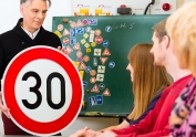La DGT elimina la obligación de asistir ocho horas a las clases teóricas presenciales para obtener el carné de conducir